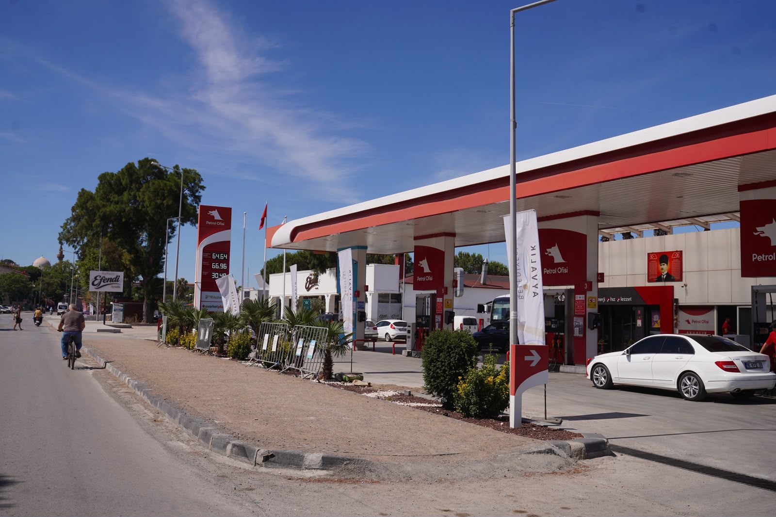 Ayvalık’ta kaldırımlar yayalar için daha güvenli, düzenli ve kullanışlı